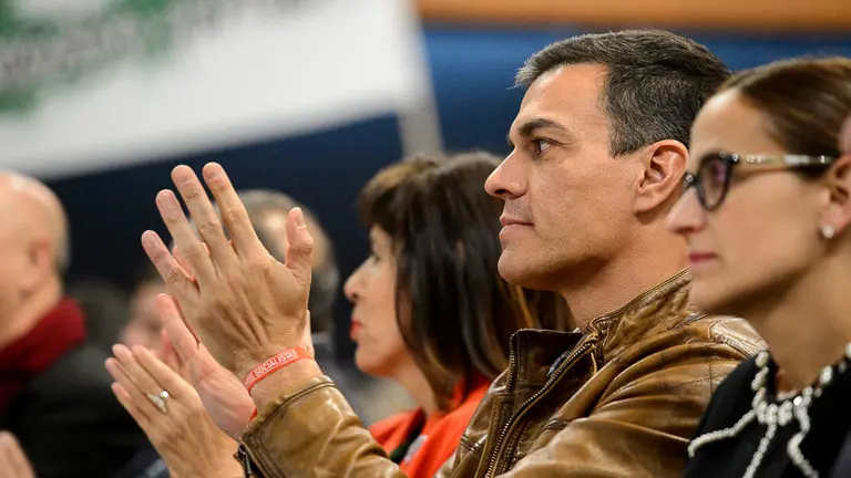 Pedro Sánchez, en Burlada, con socialistas navarros en un acto de campaña a la secretaría general. PABLO LASAOSA 11