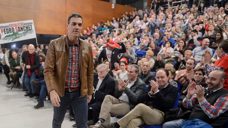 Pedro Sánchez, en Burlada, con socialistas navarros en un acto de campaña a la secretaría general. PABLO LASAOSA 15