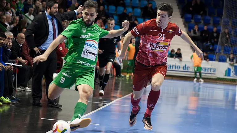 Partido de futbol sala entre el Magna Gurpea y El Pozo Murcia. MIGUEL OSÉS_8