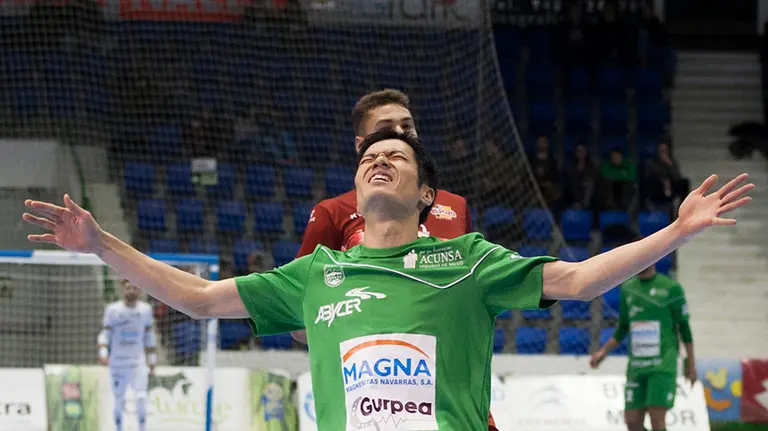 Partido de futbol sala entre el Magna Gurpea y El Pozo Murcia. MIGUEL OSÉS_15