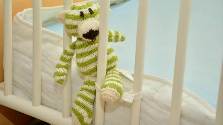 Un muñeco en una cuna. ARCHIVO