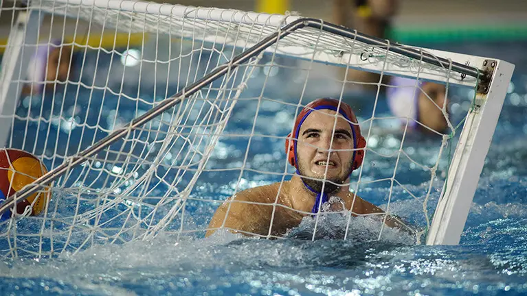 Disputada victoria del Waterpolo Navarra en las piscinas del Amaya. MIGUEL OSÉS