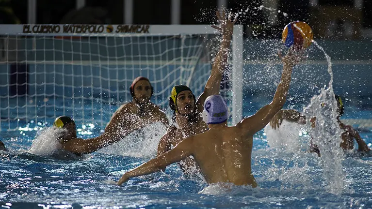 Disputada victoria del Waterpolo Navarra en las piscinas del Amaya. MIGUEL OSÉS_15