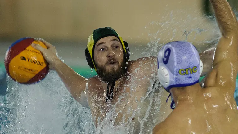 Disputada victoria del Waterpolo Navarra en las piscinas del Amaya. MIGUEL OSÉS_19