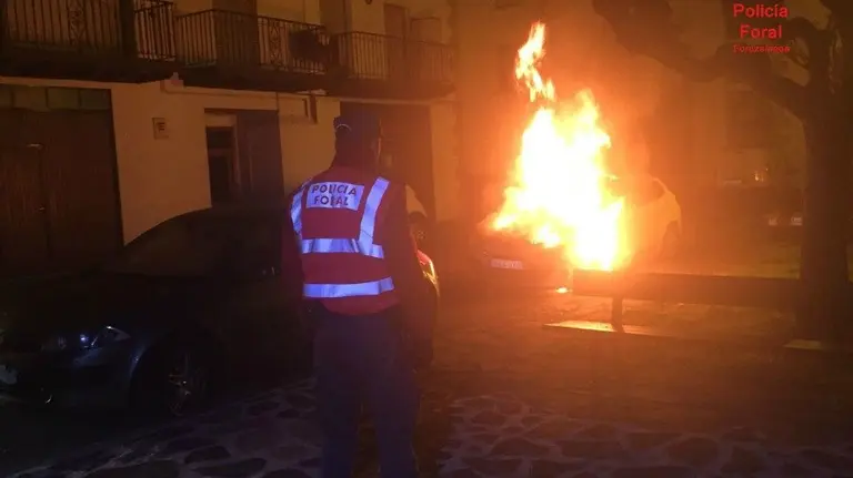 Investigan las causas de un vehículo que aparece ardiendo esta madrugada en Elizondo. PFORAL