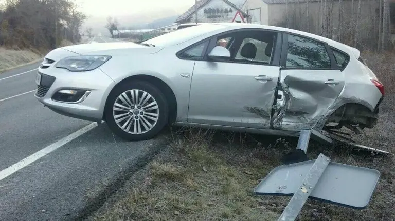 Uno de los vehículos implicados en el accidente de Burgui. PFORAL