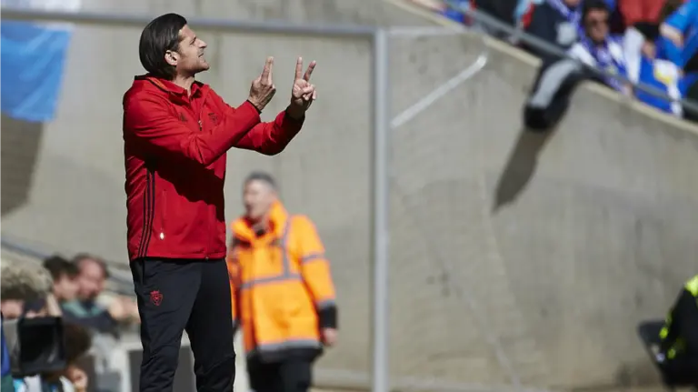 El entrenador de Osasuna, el serbio Petar Vasiljevic, da indicaciones a sus jugadores durante el partido ante el RCD Espanyol. EFEAlejandro García