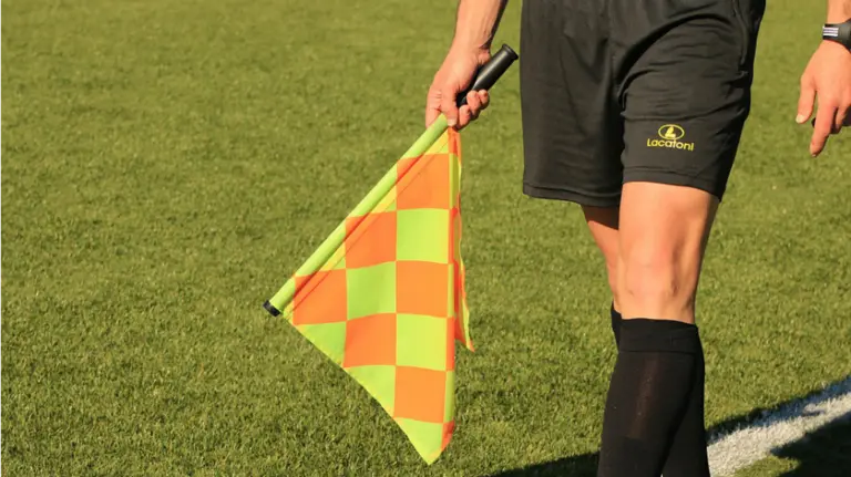 Un árbitro en una imagen de recurso. ARCHIVO