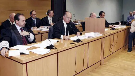 Miguel Alonso Belza, en el centro en primera fila, durante el juicio por el asesinato de Nagore Lafagge. EFE