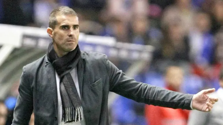 Gaizka Garitano en el banquillo de Riazor. Efe.