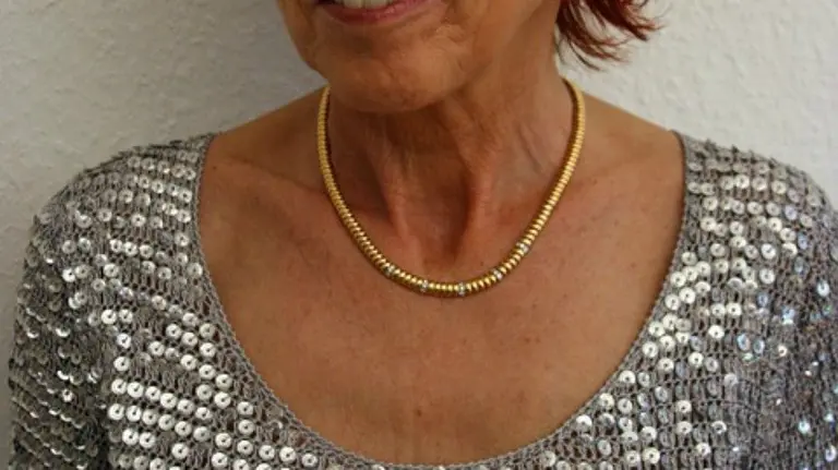 Una mujer luce una cadena de oro colgada de su cuello. ARCHIVO