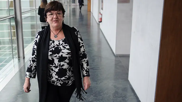 La consejera de presidencia María José Beaumont explica el plan que el gobierno pretende poner en marcha para la implantación del software libre. MIGUEL OSÉS