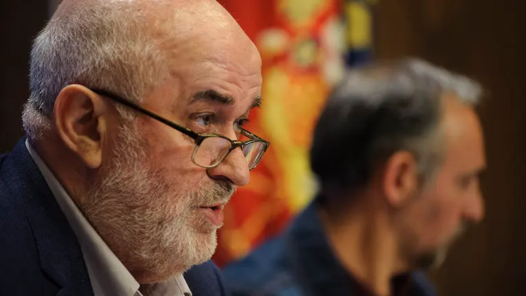 El consejero de educación José Luis Mendoza y el direcctor general de educación Roberto Pérez en rueda de prensa sobre la campaña de prematriculación. MIGUEL OSÉS_3