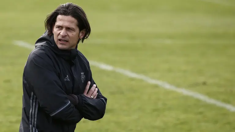 GRA138. PAMPLONA, 24/02/2017.- El entrenador de Osasuna, Petar Vasilievic, durante el entrenamiento que ha realizado hoy la plantilla en las instalaciones de Tajonar, para preparar el partido de la 24ª jornada de LaLiga Santander 2016/2017, que disputarán el domingo contra el Espanyol en el RCDE Stadium. EFE/Jesús Diges
