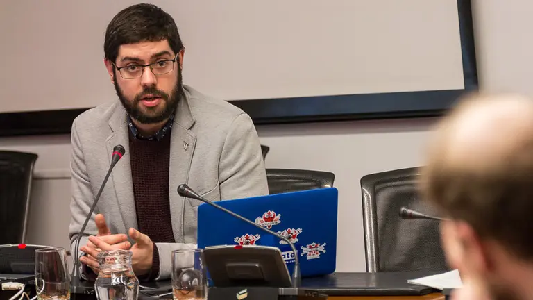 Una representación del partido RCN-NOK informa en comisión parlamentaria sobre la situación de los clubes de cannabis en Navarra (06). IÑIGO ALZUGARAY