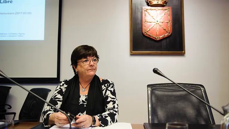 La consejera de presidencia María José Beaumont explica el plan que el gobierno pretende poner en marcha para la implantación del software libre. MIGUEL OSÉS_1