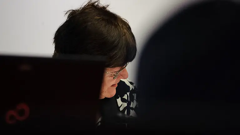 La consejera de presidencia María José Beaumont explica el plan que el gobierno pretende poner en marcha para la implantación del software libre. MIGUEL OSÉS_4