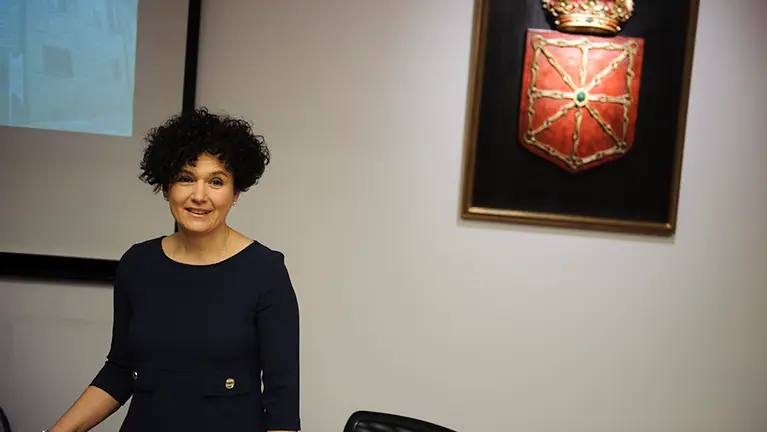 La presidenta de la Cámara de Comptos, Asunción Olaechea, explica en comision el informe sobre el sector público local de Navarra. MIGUEL OSÉS