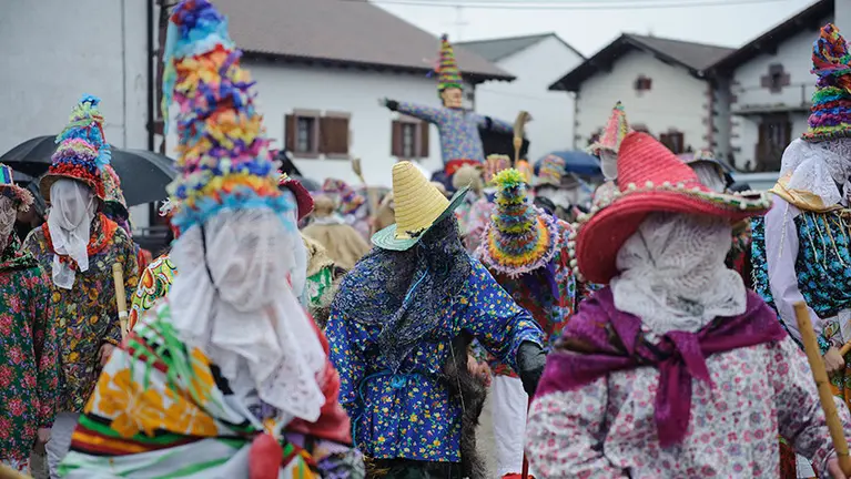 Lantz afronta su último día de carnaval con la salida de Ziripot y de los Txatxos por las calles del pueblo. MIGUEL OSÉS_21