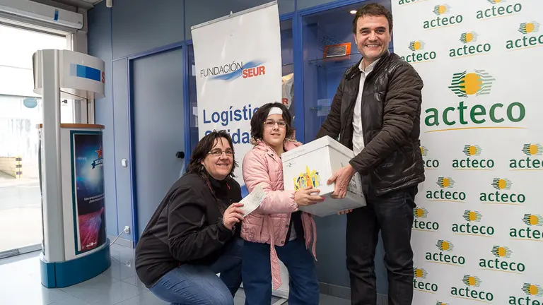 Fundación SEUR entrega un cheque de 1.796 euros a la familia de Nerea Ortiz Ripero, que padece una amputación tibial y para la que se han recaudado casi 9 toneladas de tapones de plástico, con los que se financiará una prótesis para mejorar su calidad de vida. IÑIGO ALZUGARAY