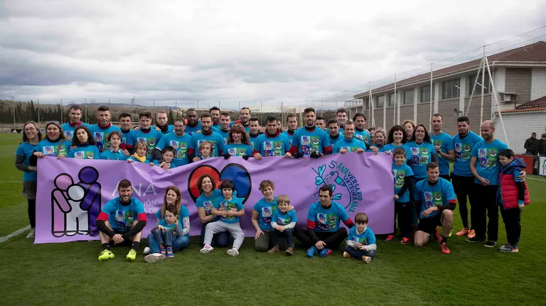 Osasuna vistiendo las camisetas de pictogramas de la Asociación Navarra de Autismo, encuentro que ha iniciado oficialmente los actos del V aniversario de ANA.