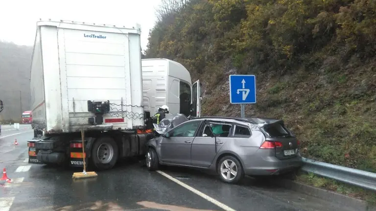 Accidente en Bera entre un coche y  un camión, en el que una embarazada ha resultado herida.