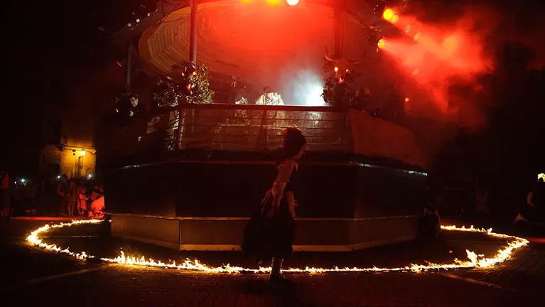 El carnaval de Alsasua toca a su fin la la salida de los Momotxorros por las calles de la localidad. MIGUEL OSÉS (20)