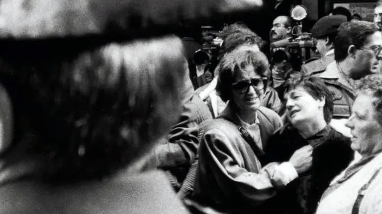 La viuda de Julio Gangoso, asesinado por ETA en Navarra, llora durante su funeral.