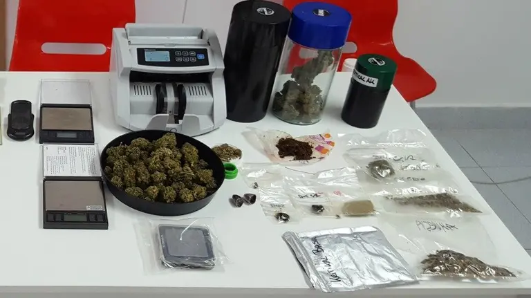 Droga incautada al propietario de un local de Mutilva. GCIVIL