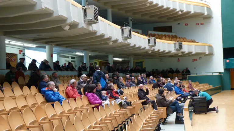 Público observando una elección de material en el Labrit.
