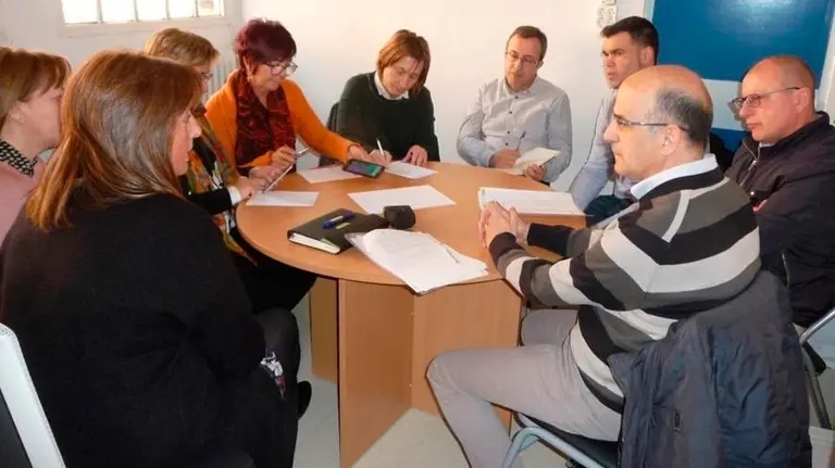 La comisión parlamentaria de Educación ha visitado el colegio público Elvira España, en Tudela. PARLAMENTO DE NAVARRA.