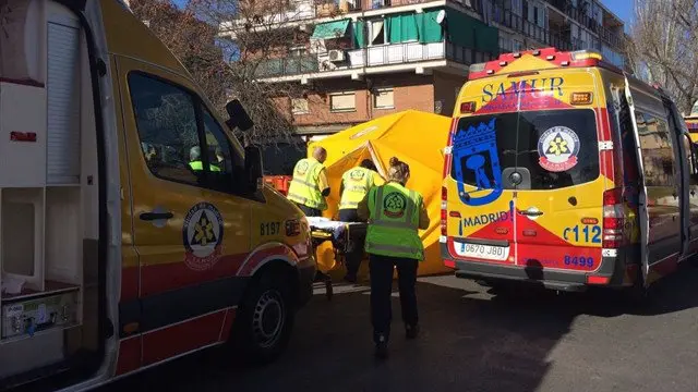 Los servicios sanitarios desplazados a la explosión de una vivienda en Vicálvaro, donde han encontrado a una mujer degollada presuntamente por su pareja. TWITTER