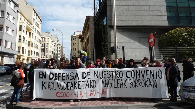 CCOO, UGT, ELA y LAB se han concentrado en Pamplona para exigir el desbloqueo del convenio de gestión deportiva. CEDIDA