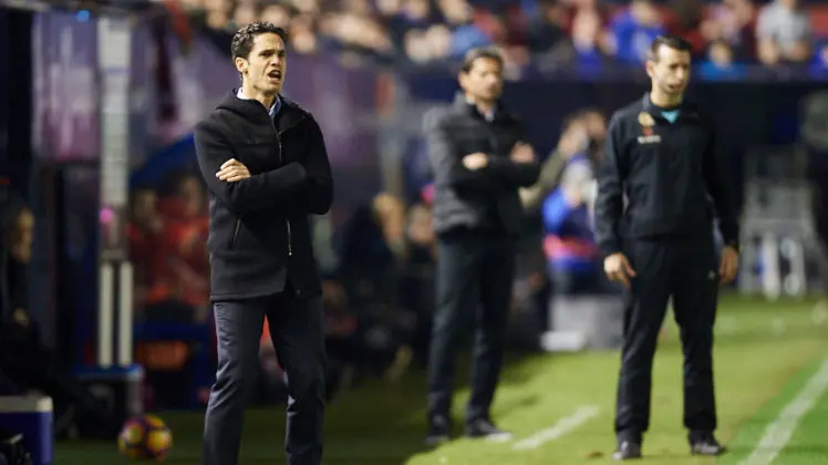 Fran Escribá, el entrenador del Villarreal, durante el partido disputado en El Sadar entre Osasuna y Villarreal. LFP