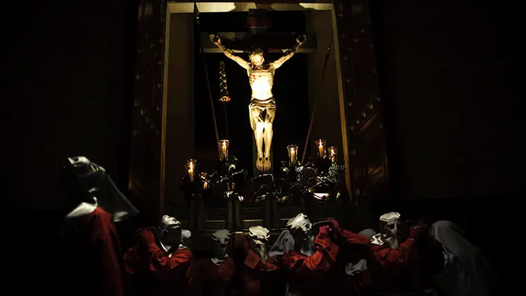 La Hermandad de la Pasión del Señor organiza el traslado del Cristo Alzado desde su sede hasta la Catedral. MIGUEL OSÉS_15