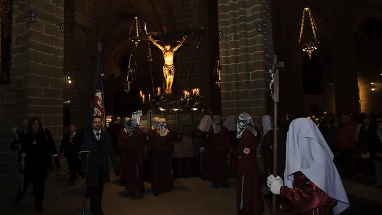 La Hermandad de la Pasión del Señor organiza el traslado del Cristo Alzado desde su sede hasta la Catedral. MIGUEL OSÉS_16