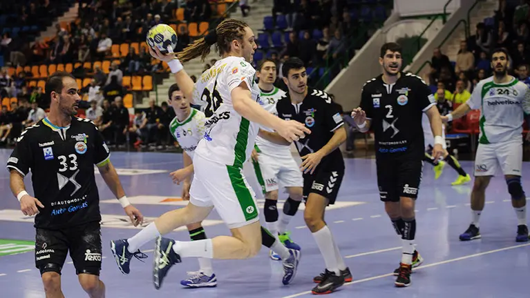El Helvetia Anaitasuna recibe en casa al Balonmano Sinfín. MIGUEL OSÉS_7