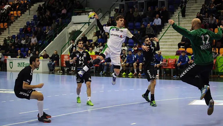 El Helvetia Anaitasuna recibe en casa al Balonmano Sinfín. MIGUEL OSÉS_12
