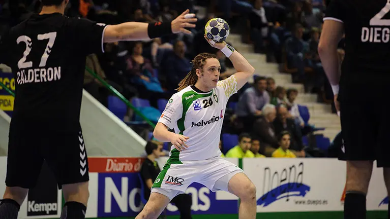 El Helvetia Anaitasuna recibe en casa al Balonmano Sinfín. MIGUEL OSÉS_16