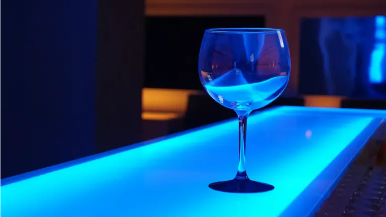 Una copa en una barra de bar. ARCHIVO