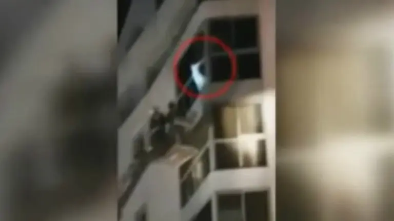 Agónico rescate de los bomberos a una niña