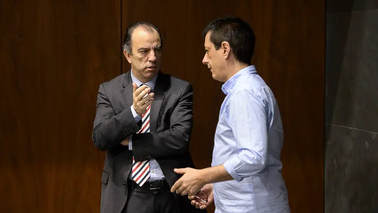 Carlos García Adanero habla con Carlos Couso. PABLO LASAOSA