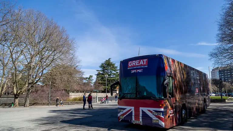 La embajada británica traslada a Pamplona el 'GREAT bus', con el que promociona universidades, destinos viajeros y empresas (06). IÑIGO ALZUGARAY