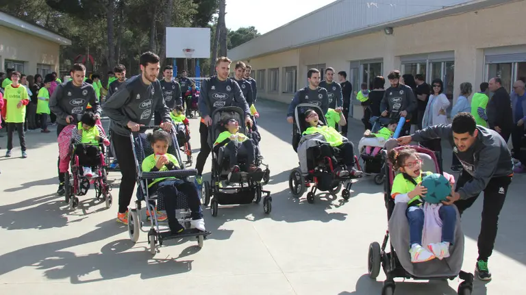 Jugadores del Aspil Vidal junto a los alumnos del colegio. Cedida.