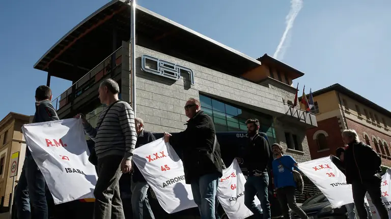 Momento de la manifestación en Pamplona en la que han denunciado la siniestralidad laboral y los fallecimientos en accidentes de trabajo. EFEDiges