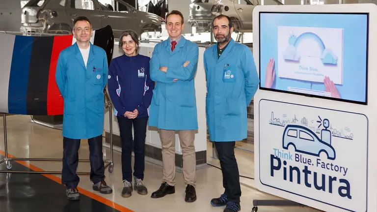 Eduardo Recalde; Ana Moreno, Francisco Jesús Rodríguez y Antonio Mendía en el taller de pintura de Volskwagen Navarra.