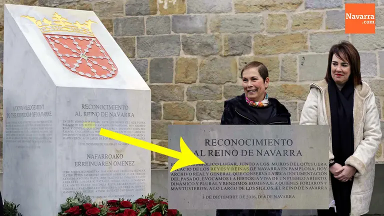 GRA187. PAMPLONA, 03/12/2016.- La presidenta navarra Uxue Barkos (2d), junto a la presidenta del Parlamento, Ainhoa Aznárez (d), durante el homenaje al Reino de Navarra ante el Archivo General, antiguo palacio real, donde se ha ondeado la bandera de Navarra, se ha descubierto un monolito conmemorativo y realizado una ofenda floral de la que han tomado parte también la presidenta del Parlamento y los alcaldes de las cabeceras de merindad. EFE/Villar López
