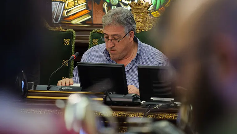 Celebración de pleno ordinario en el Ayuntamiento de Pamplona. MIGUEL OSÉS_9
