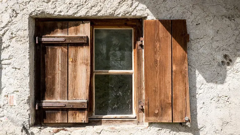Ventana de una casa en un entorno rural.