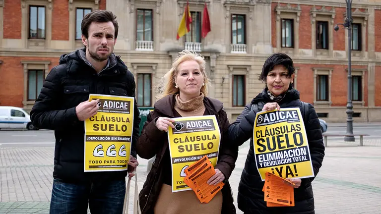 Afectados por las cláusulas suelo participan en un pasacalles desde el Paseo Sarasate hasta la Plaza del Castillo. PABLO LASAOSA 05